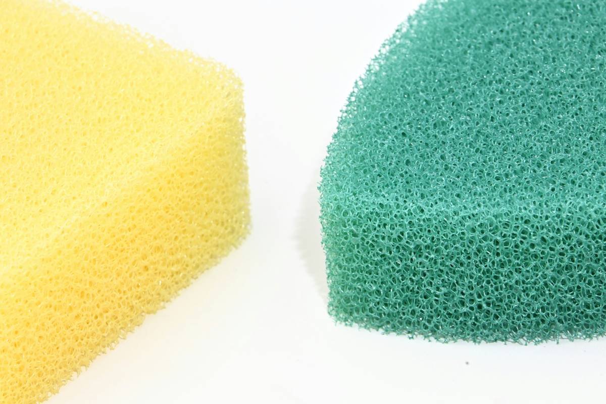 Infographic comparing low-density vs high-density makeup blending sponges showing absorption rates, bacterial growth timelines, and finish quality