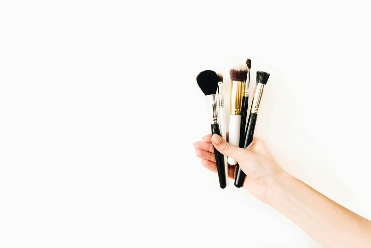 Comparison chart showing coverage level, finish type, and best foundation match for fingers, brush, and damp beauty blender