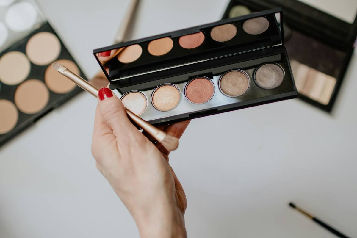Comparison table: Clean vs. dirty makeup sponge effects on skin and makeup finish