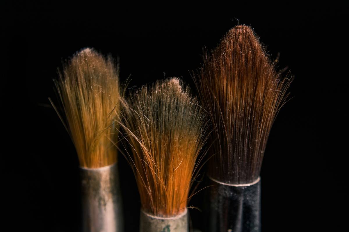 Comparison table of 5 cosmetic sponge applicators rated on absorption, durability, and blend quality