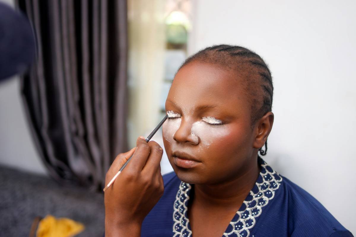 Comparison table of top 5 makeup blenders: material, price, best for, cleanability rating