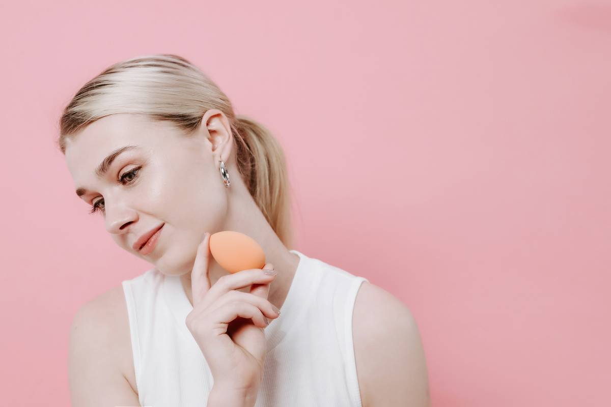 Infographic showing bacterial load on makeup sponges after 1, 2, and 4 weeks of use without cleaning. Clean sponge: low bacteria. 2-week dirty sponge: 3x more bacteria. 4-week: 12x increase.