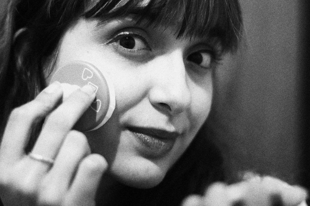 The Ultimate Guide to Choosing and Using a Cosmetic Sponge Applicator (Without Wasting Product or Time)