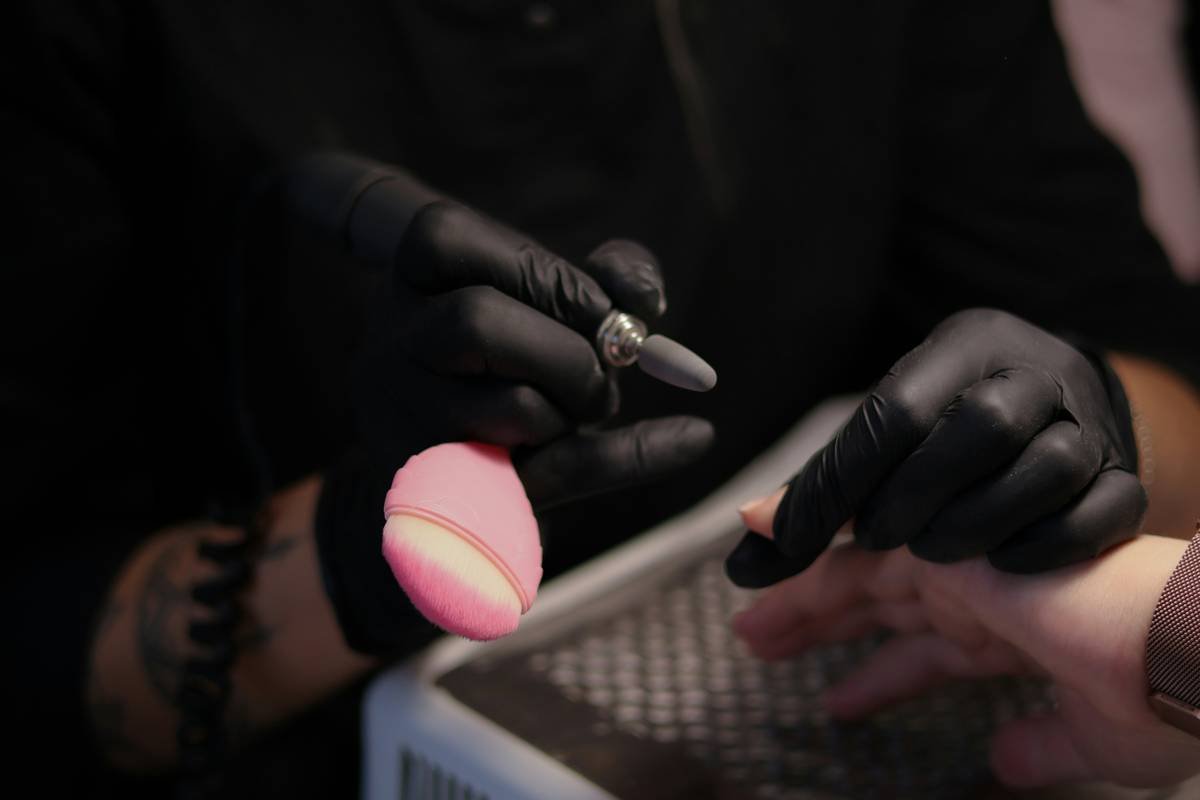 The Ultimate Guide to Choosing and Using a Makeup Sponge Applicator (Without Wasting Product or Your Time)