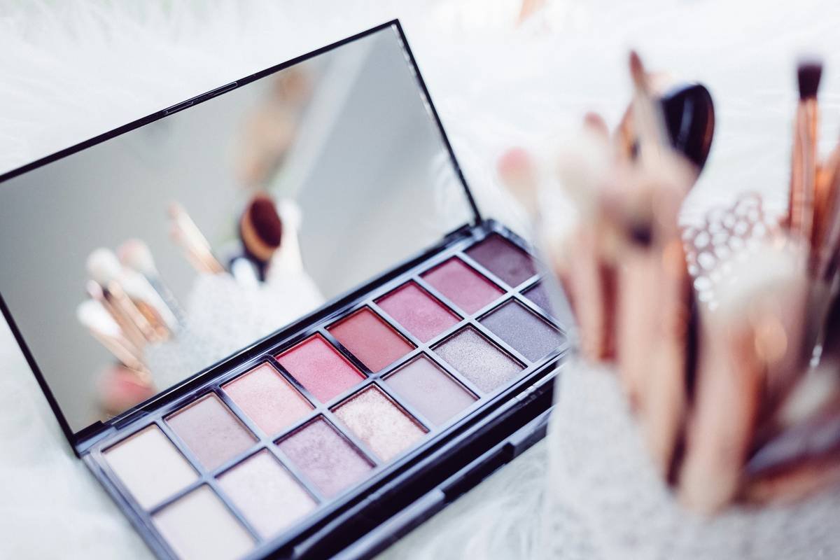 Infographic showing bacterial growth on unwashed makeup sponges vs. clean ones, with stats from dermatology studies