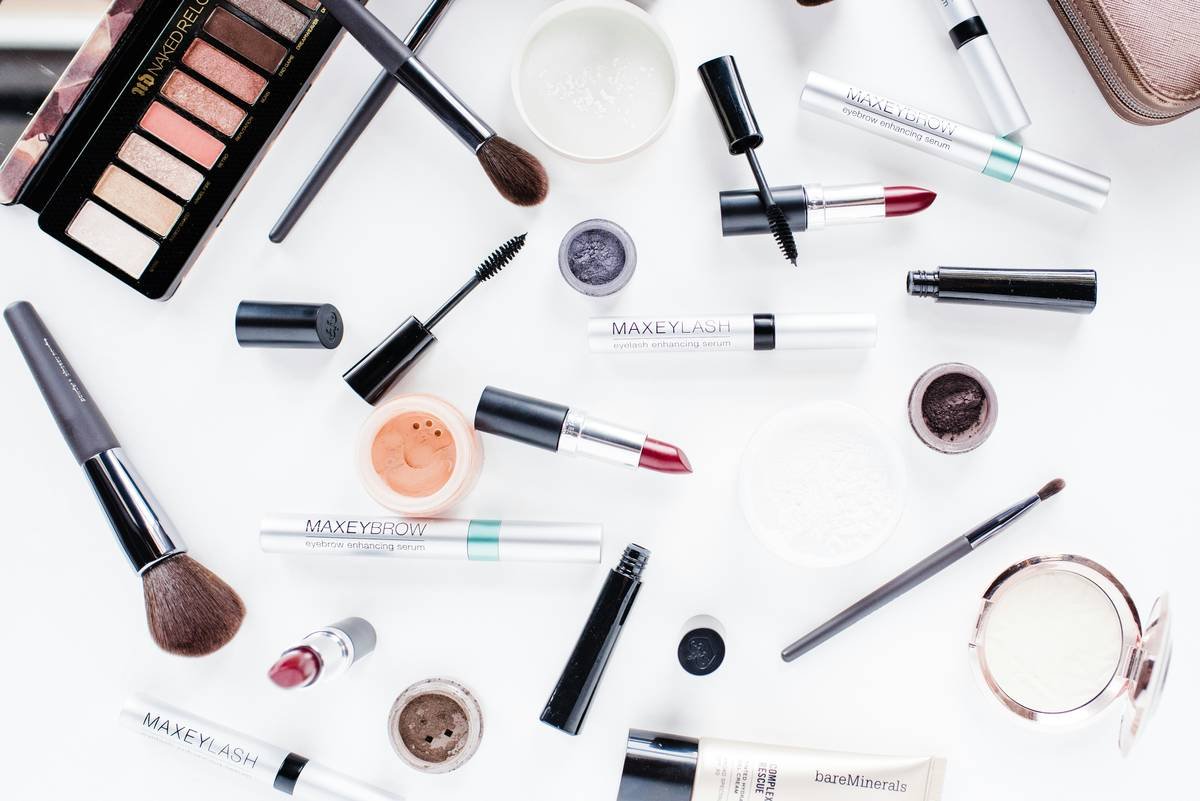 Why Your Foundation Looks Cakey (And How the Right Cosmetic Application Blender Fixes It)