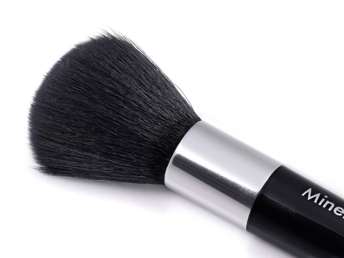 Infographic comparing open-cell vs closed-cell cosmetic application sponge tools showing absorption rates, bacterial growth, and blending performance